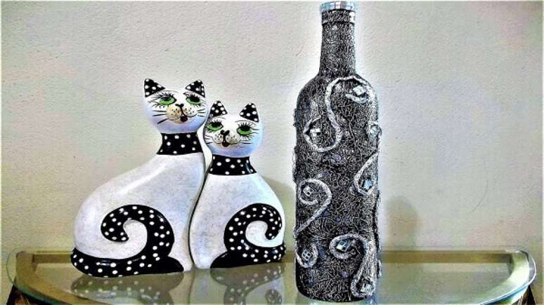 38. Garrafa de vidro decorado com papel alum&iacute;nio. Fonte: Pinterest