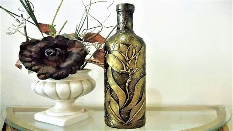 18. Garrafa de vidro decorado com papel de seda e flor de EVA. Fonte: Pinterest