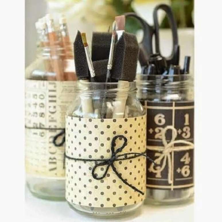 16. Vidros&nbsp;decorados com tecido adesivo. Fonte: Revista Artesanato