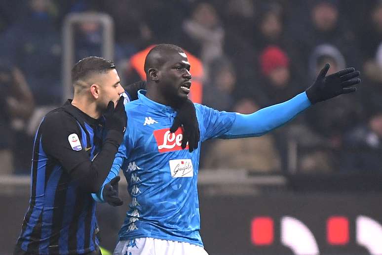 Kalidou Koulibaly, do Napoli, foi expulso do confronto contra a Inter após aplaudir ironicamente o árbitro Paolo Mazzoleni, que não tomou nenhuma atitude para inibir cânticos racistas da torcida de Milão