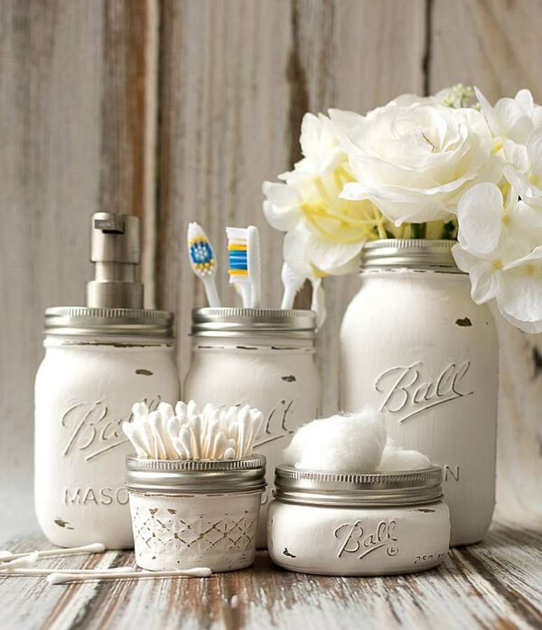 21. Modelo Mason Jars, vidros decorados recebeu tinta branca. Fonte: Pinterest