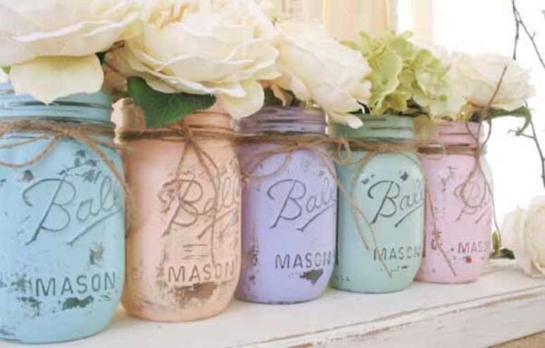 25. Os potes de vidros decorados receberam pintura em diferentes tonalidades. Fonte: Artesanato e Reciclagem