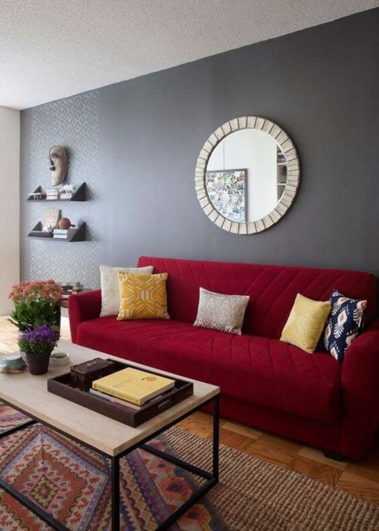 22. Paleta de cores com parede cinza e sofá vermelho – Por: Pinterest