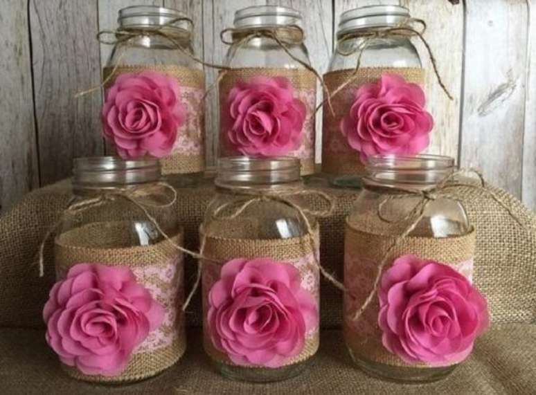 26. Pote de vidros decorados com juta e flor de tecido. Fonte: Etsy
