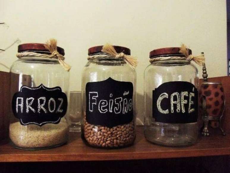 64. Potes de vidros decorados para mantimentos com nomes. Fonte: Pinterest