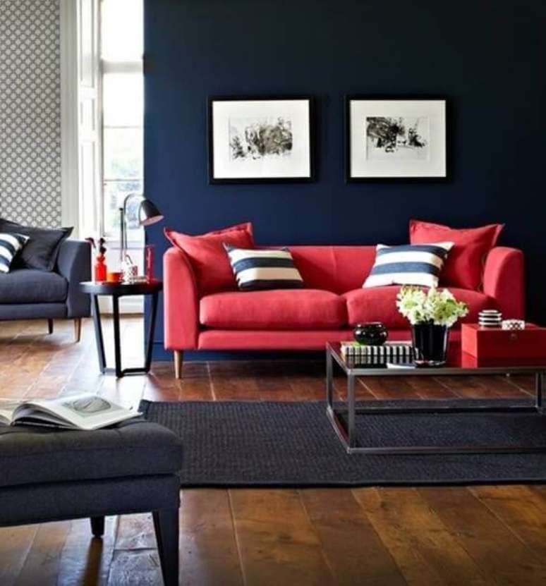 8. Sala azul marinho com sofá vermelho em contraste – Por: Pinterest
