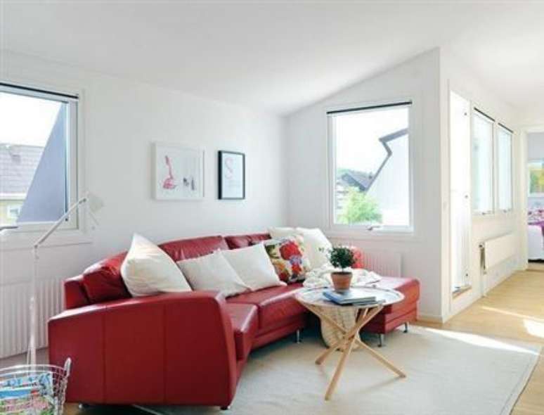10. Sala branca com sofá vermelho para alegrar o ambiente – Por: Umcomo