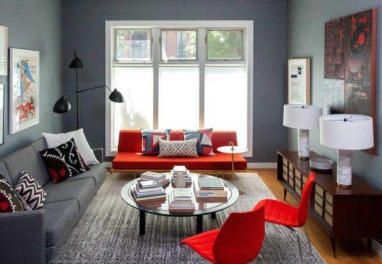 24. Sala cinza com decoração de sofá vermelho – Por: Pinterest