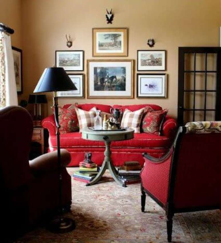 25. Sala clássica com sofá vermelho e composição de quadros diferenciada – Por: Pinterest
