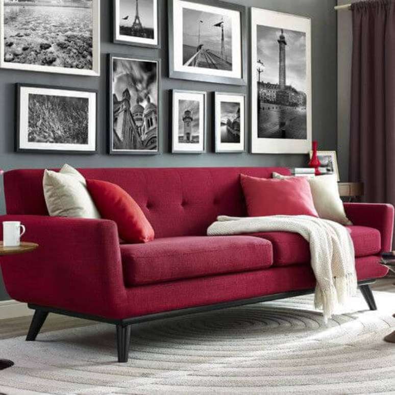 27. Sala com sofá vermelho e decoração em tons de preto e branco – Por: Naby tok4 you
