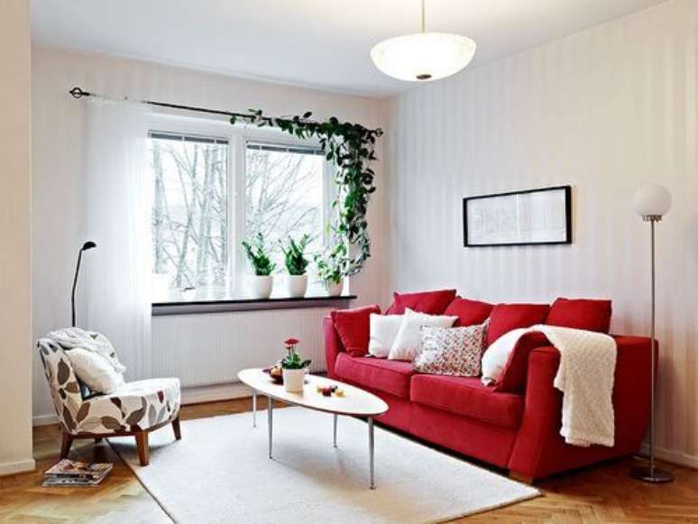 28. Sala de estar super clean,com sofá vermelho – Por: Couch e Sofa