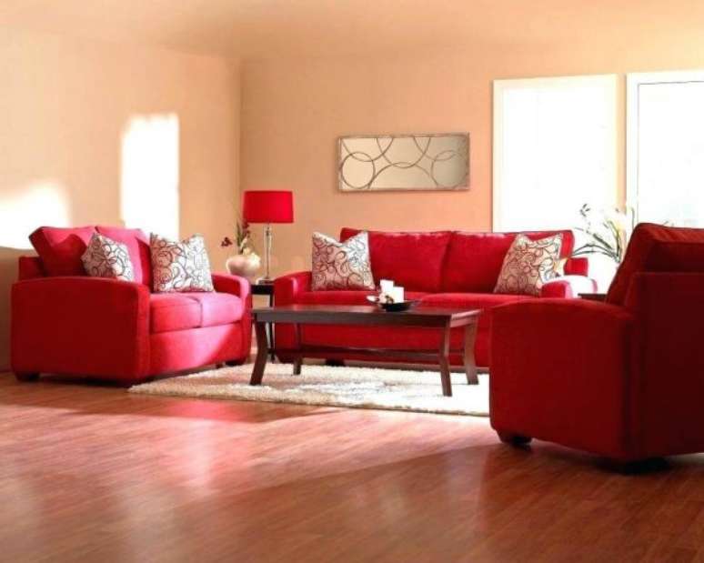 30. Sala de estar com conjunto de sof&aacute; vermelho &ndash; Por: Enmachion