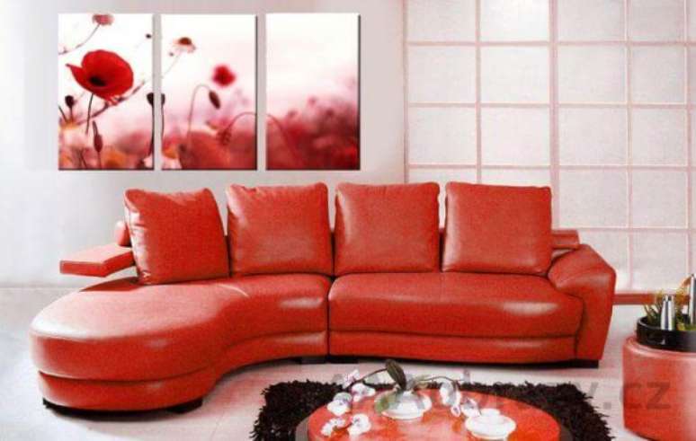 12. Sala de estar branca com sofá vermelho e quadros combinando – Por: Pinterest