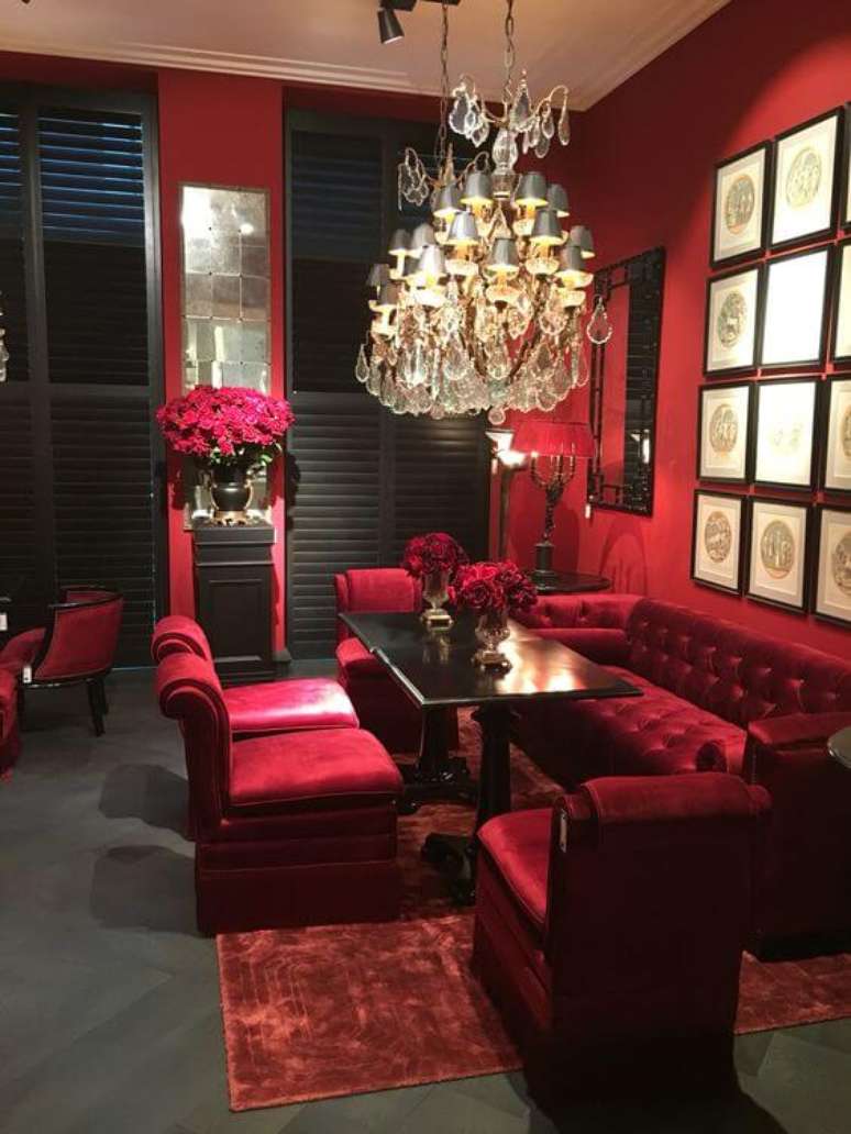 33. Sof&aacute; vermelho para sala de estar vermelha &ndash; Por: Pinterest