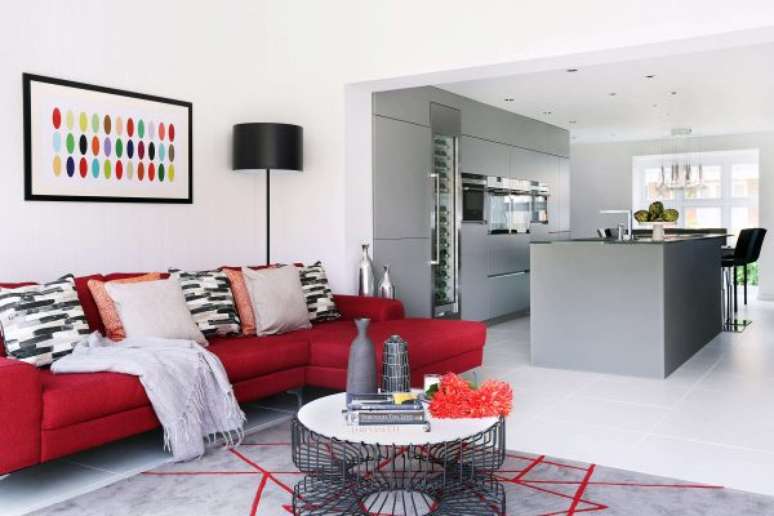 36. Sofá de canto vermelho para salas amplas e bem decoradas – Por: Behance
