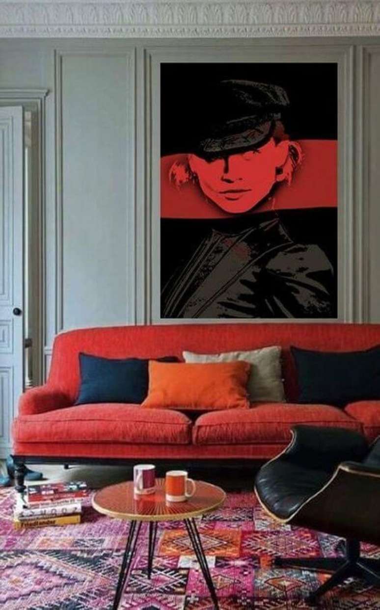 39. Sof&aacute; vermelho com almofadas coloridas &ndash; Por: Pinterest