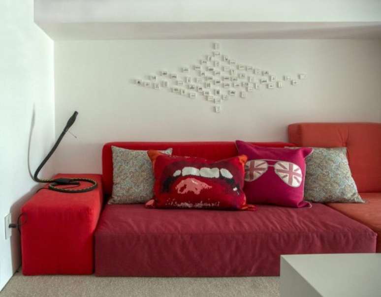 11. Sofá vermelho com estampas divertidas para decorar as almofadas para sofá vermelho – Por: Gisele Taranto