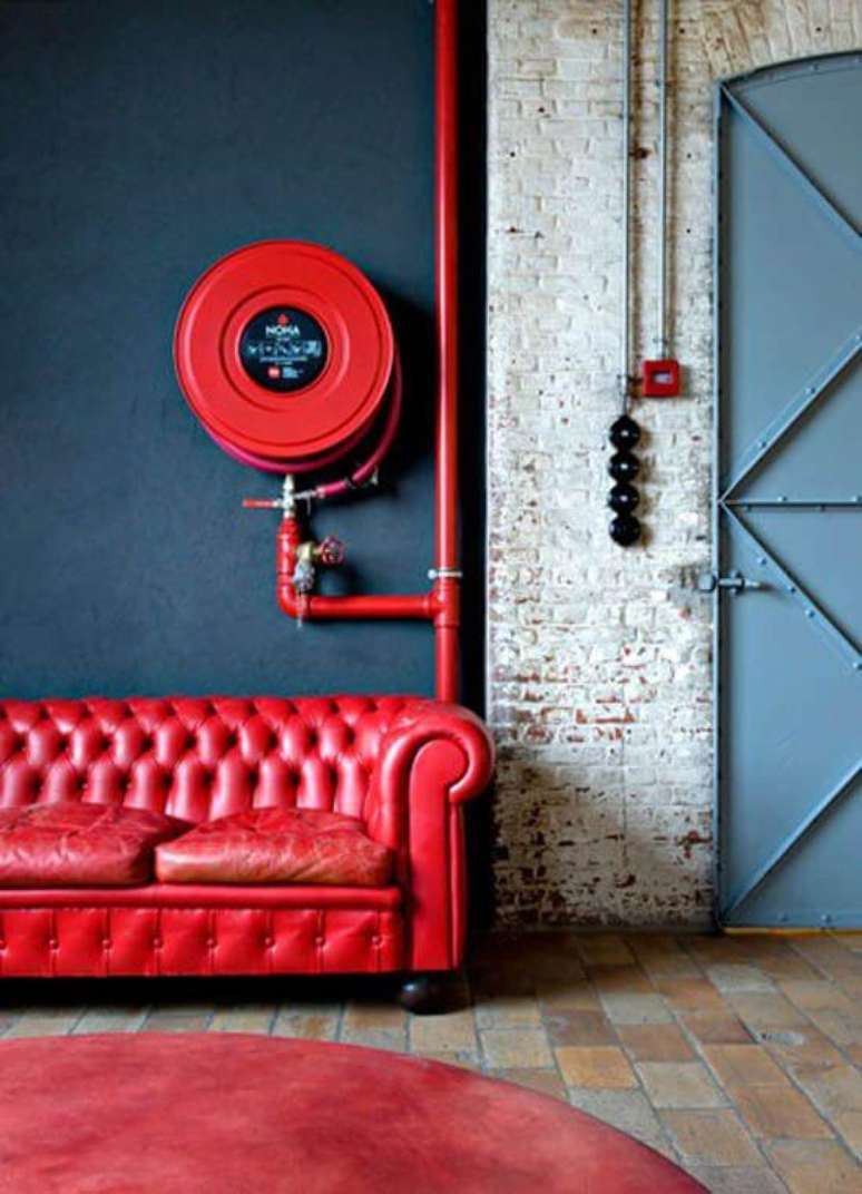 41. Sofá vermelho em sala de estar azul – Por: Pinterest