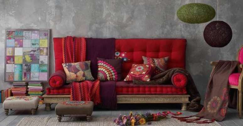 42. Decora&ccedil;&atilde;o super colorida para sof&aacute; vermelho &ndash; Por: Pinterest