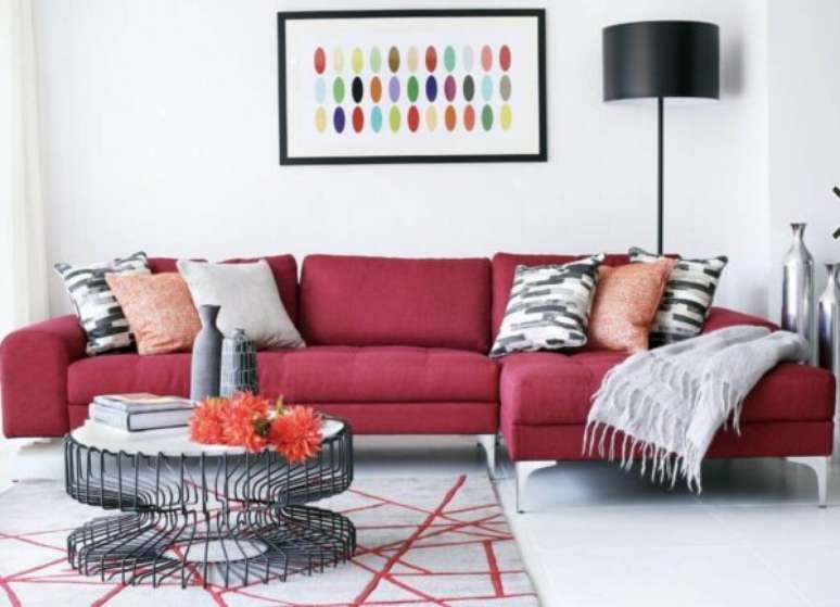 3. Sofá vermelho com decoração moderna – Por: Pinterest