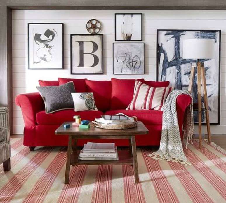 44. Sofá vermelho com combinação de quadros moderna – Por: Pottery Barn