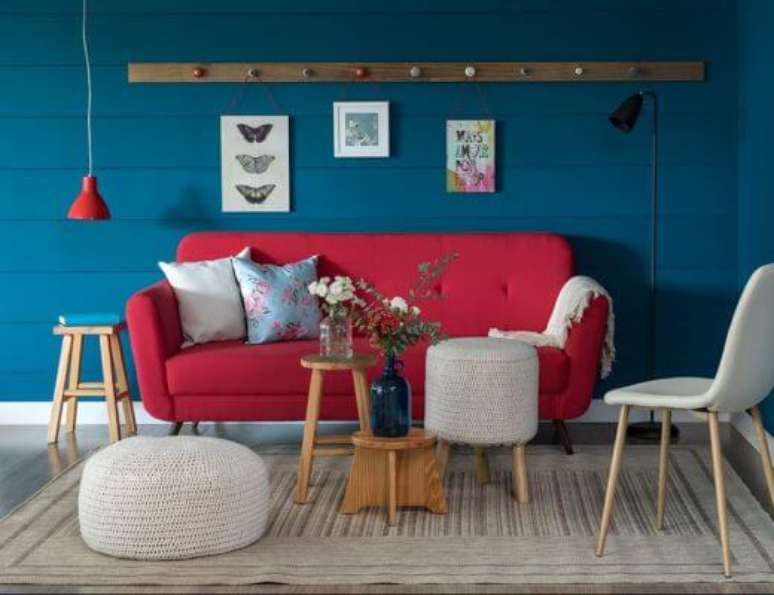 45. Sofá vermelho com parede azul – Por: Pinterest