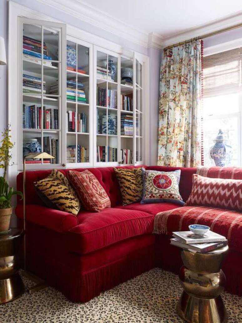 46. Sofá vermelho com prateleiras de livros na decoração – Por: Pinterest