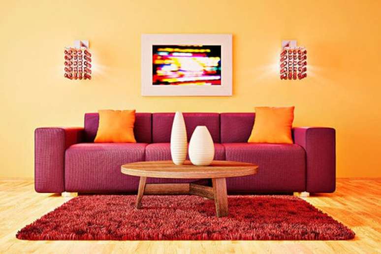 6. Sofá vermelho com decoração de sala amarela e tons quentes – Por: Total Construção
