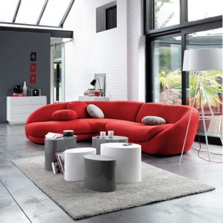 47. Sofá vermelho diferenciado parauma decoração cool – Por: Pinterest