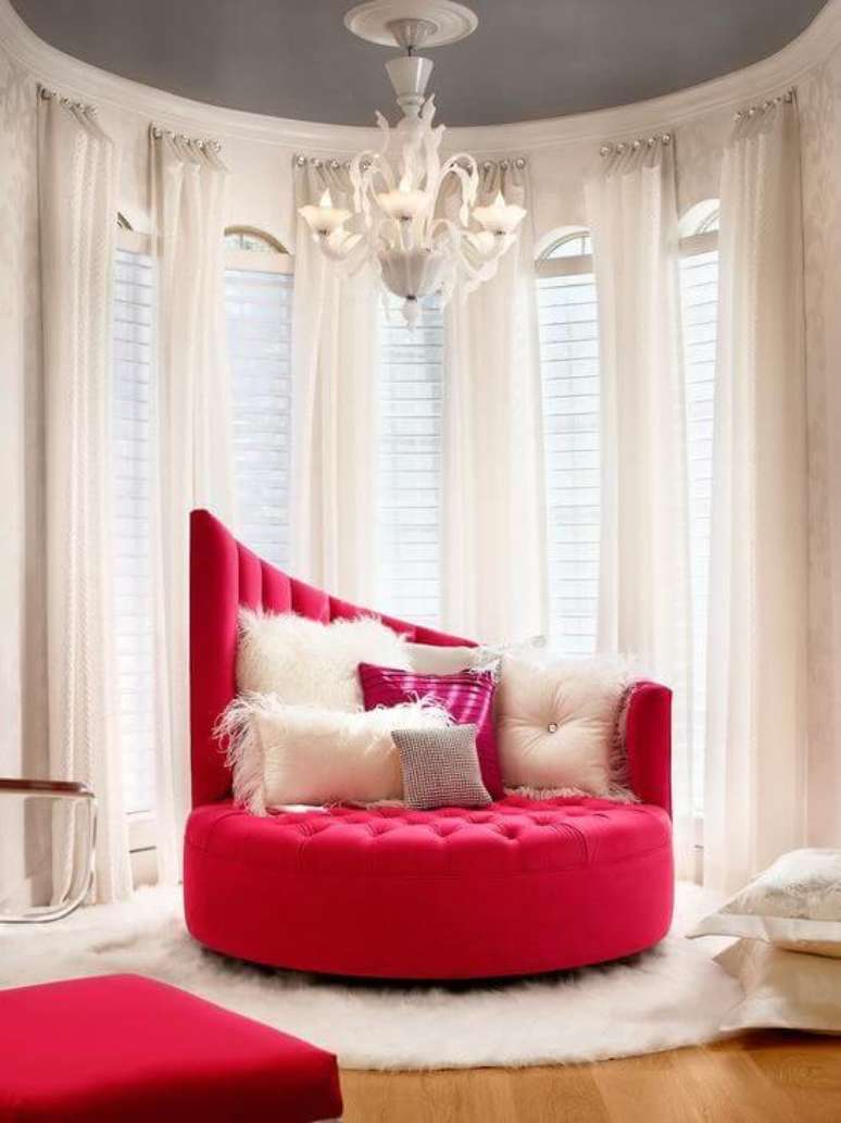 31. Sofá vermelho em formato diferenciado – Por: Pinterest