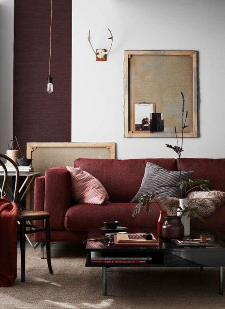 57. Sof&aacute; vermelho em sala com tons de marsala &ndash; Por: Casa Vogue