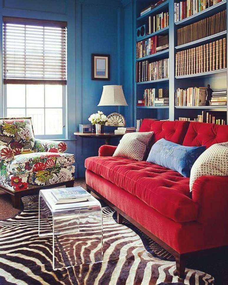 7. Sofá vermelho para sala azul, alegre e linda – Por: Pinterest