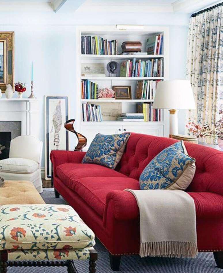 64. Sofá vermelho para sala de estar com detalhes em azul – Por: Pinterest