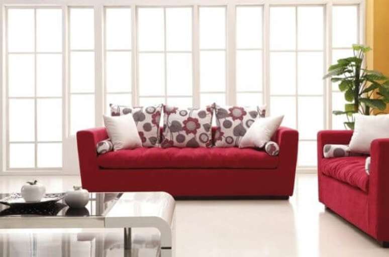 65. Sofá vermelho para sala de estar – Por: Mundo das Tribos