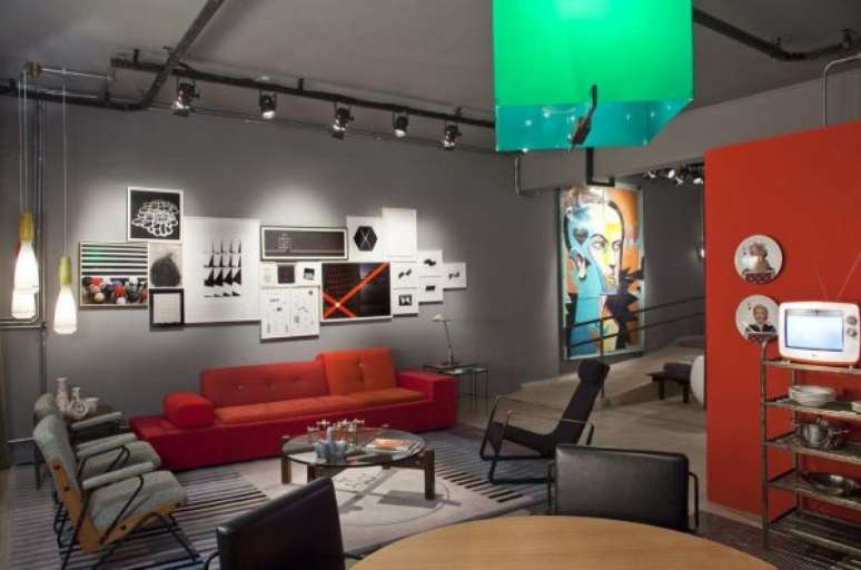 67. Sala moderna com sof&aacute; vermelho em destaque &ndash; Por: Antonio Ferreira Junior e Mario Celso Bernardes