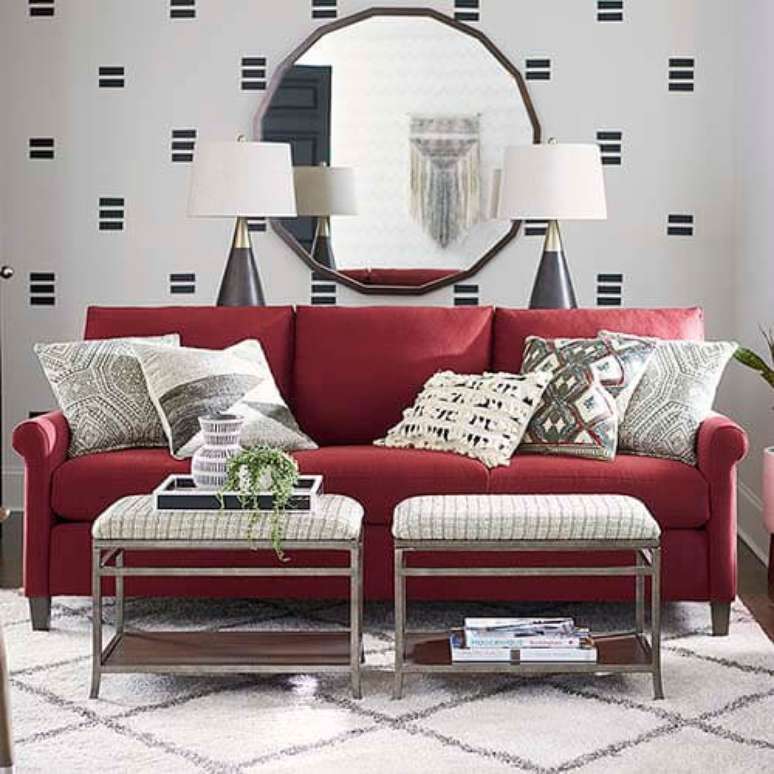 68. Use um papel de parede para destacar o sofá vermelho na decoração – Por: Basset Furnitures