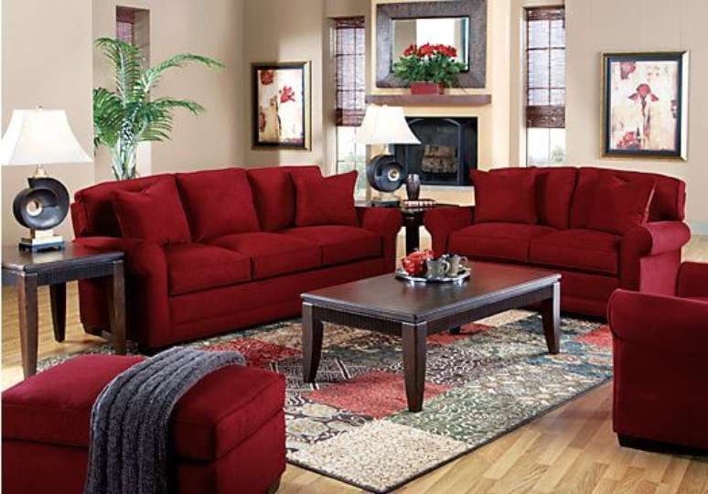 70. Sofá vermelho para sala de estar em conjunto – Por: Pinterest