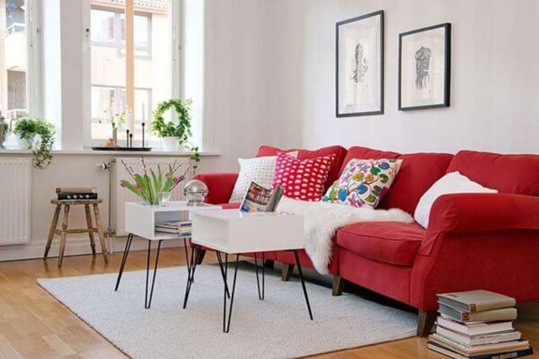 71. Sala branca com sofá vermelho e almofadas coloridas estilo retrô – Por: Pinterest