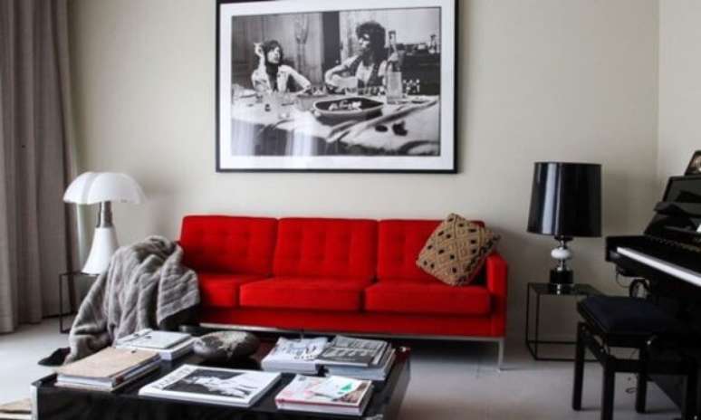 72. Sofá vermelho para sala de estar com móveis preto e branco – Por: Pinterest