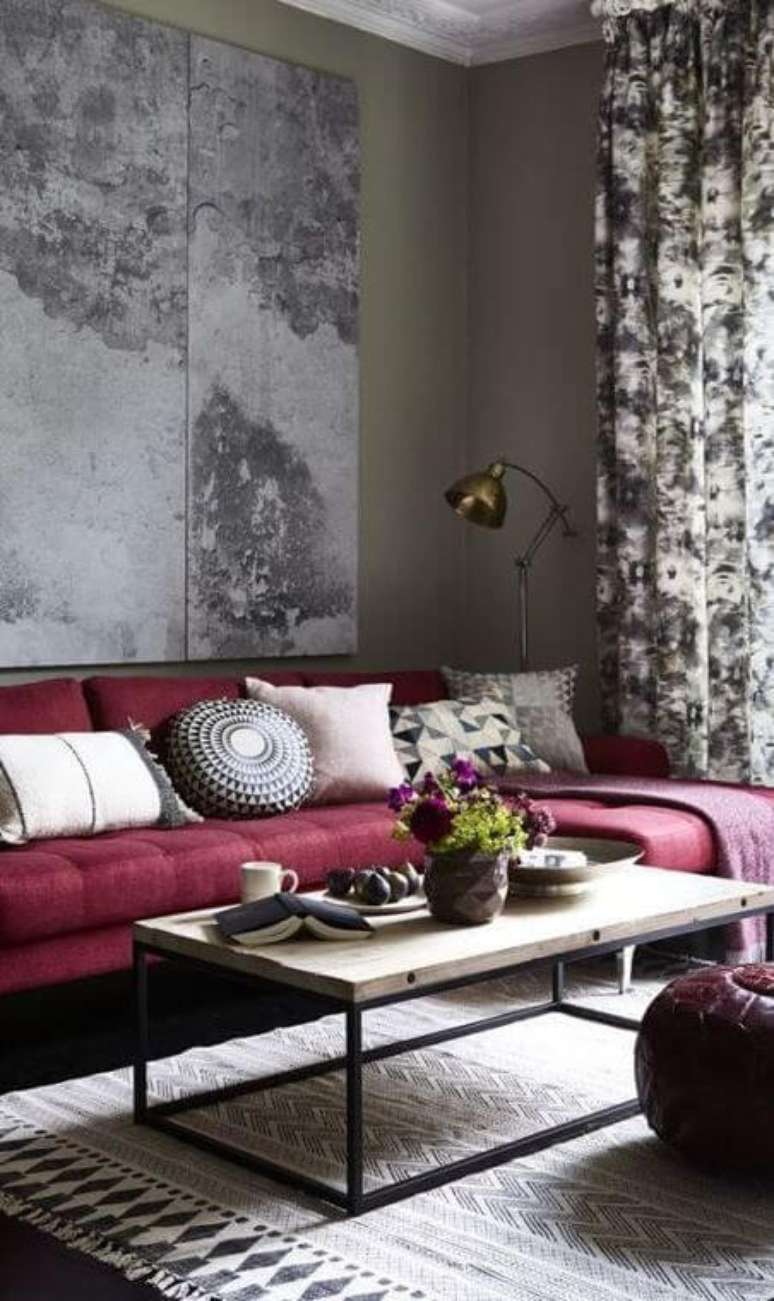 73. Sofá vermelho vinho em sala de estar estilo industrial – Por: Pinterest