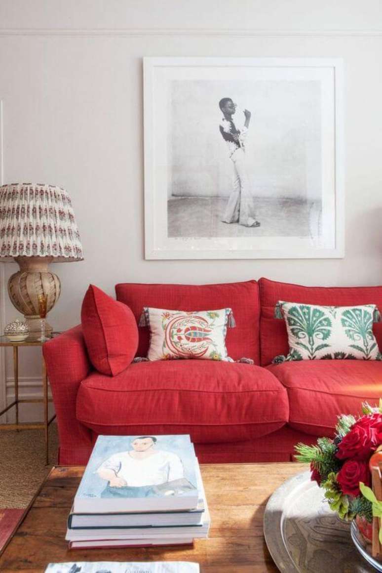 74. Sofá vermelho para sala de estar neutra – Por: Delightfull