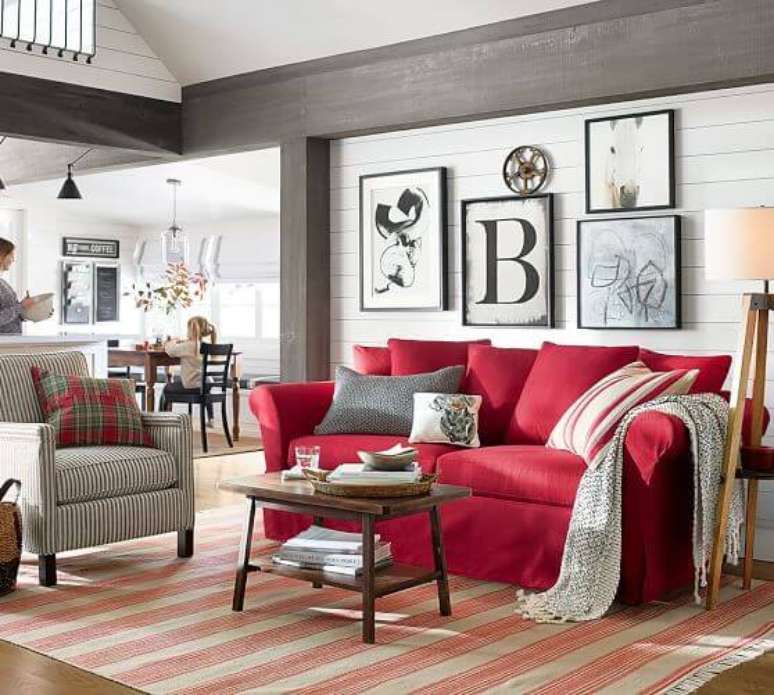 1. Sofá vermelho para sala de estar neutra e moderna – Por: Pottery Barn