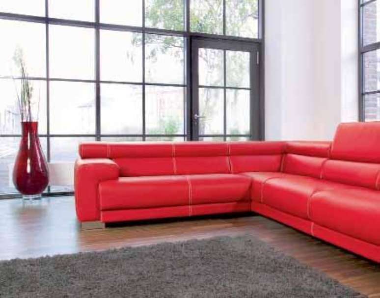 77. Sof&aacute; vermelho para sala de estar grande e bem iluminada &ndash; Por: Pinterest