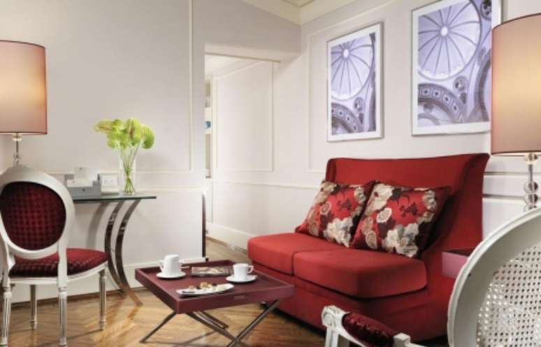 53. Use sofá retratil vermelho para sua decoração ser ainda mais funcional – Por: Florence Hotel