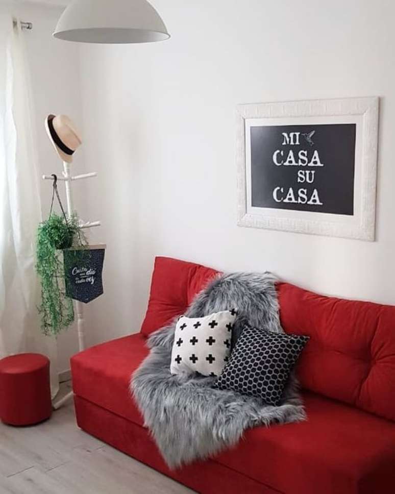 54. Combine a manta para sof&aacute; vermelho com as almofadas para ter uma decora&ccedil;&atilde;o linda! &ndash; Por: Pinterest