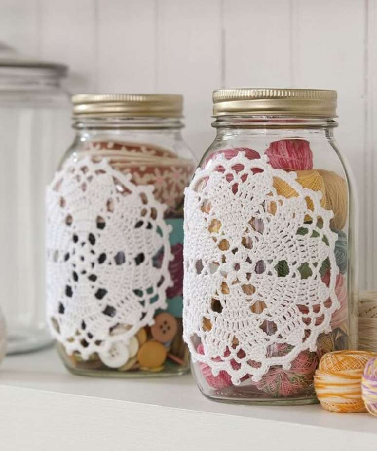68. Toalhinha de crochê compõem os vidros decorados. Fonte: Coisas da Léia