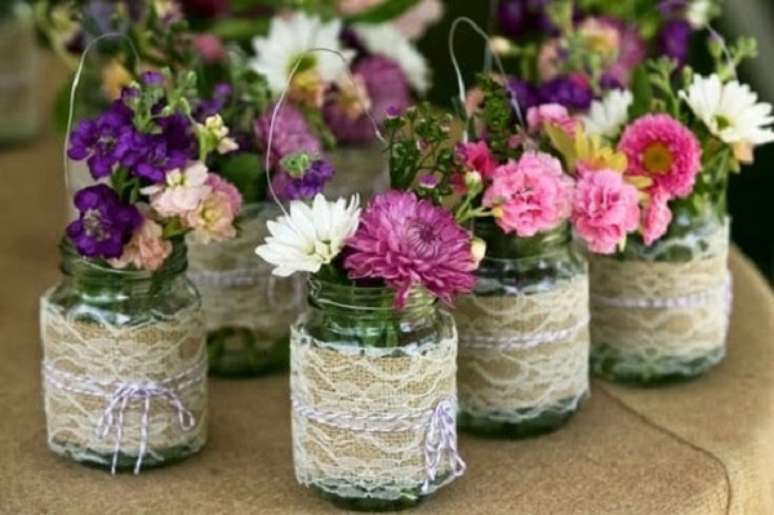 1. Vasos de potes de vidros decorados com juta. Fonte: Pinterest