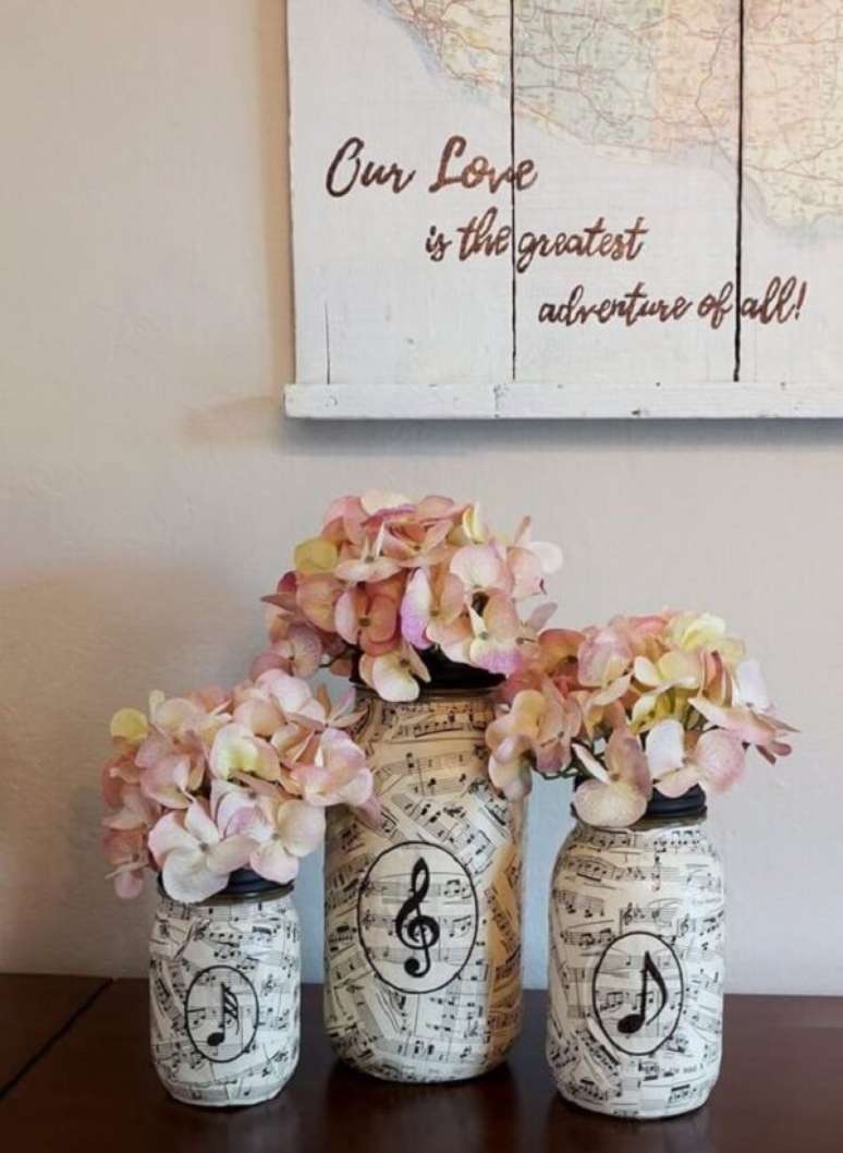 30. Vidros decorados com a t&eacute;cnica decoupage. Fonte: Pinterest