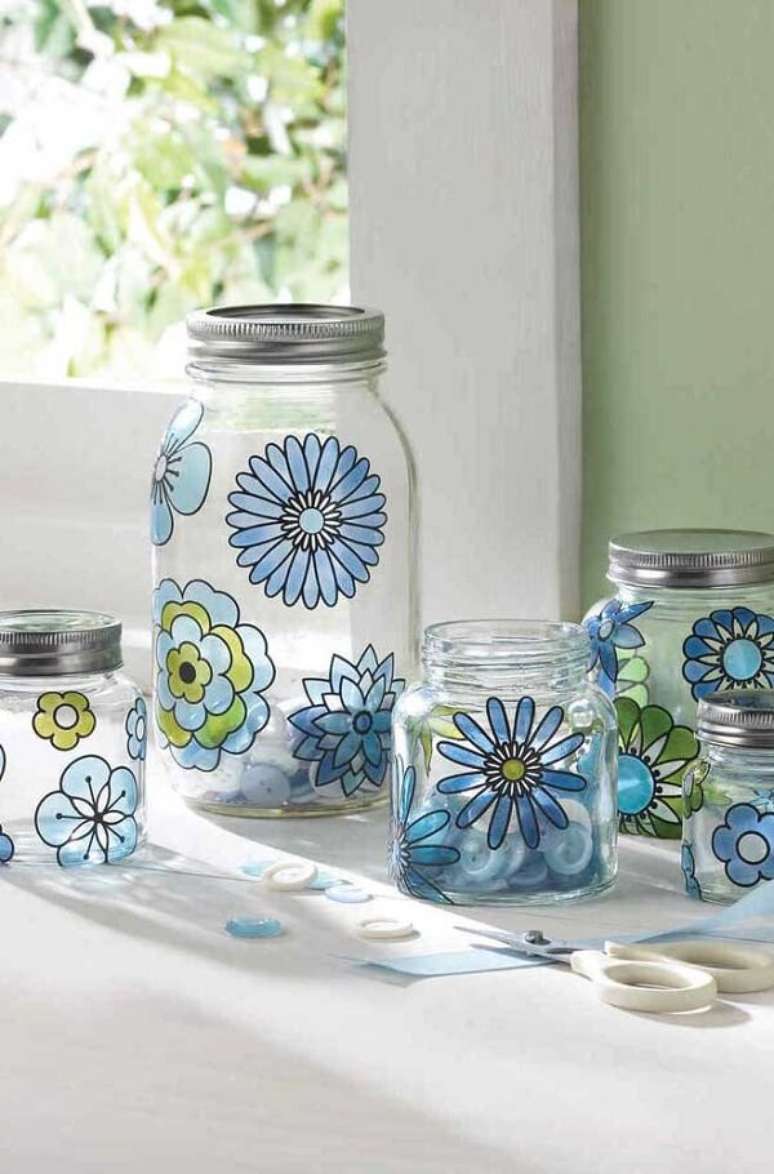 31. Vidros decorados com flores pintadas à mão. Fonte: Pinterest