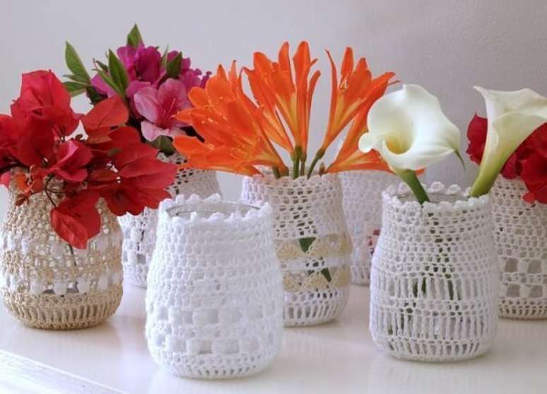 70. Vidros decorados com croch&ecirc;. Fonte: Pinterest